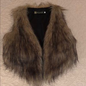 Binglianfushi Fur vest with black lining